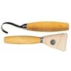 Šaukštų drožinėjimo peilis Morakniv® 164, lenkta geležtė 55x2,0mm. 13mm vidinis skersmuo. Viengubi ašmenys, beržinė rankena, odinis dėklas.