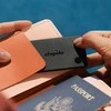 „Chipolo CARD & LOOP“ įkraunamas „Bluetooth“ sekiklis, skirtas „iOS“ ir „Android“, anglies spalvos rinkinys