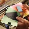„Chipolo CARD“ – belaidis įkraunamas plonas „Bluetooth“ sekiklis, skirtas „iOS“ ir „Android“, anglies spalvos