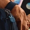 „Chipolo LOOP“ – įkraunamas „Bluetooth“ sekiklis su silikonine kilpa, skirtas „iOS“ ir „Android“, tamsiai mėlynas