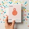 „Chipolo LOOP“ – įkraunamas „Bluetooth“ sekiklis su silikonine kilpa, skirtas „iOS“ ir „Android“, koralų spalvos
