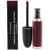 Mac Cosmetics MAC „Powder Kiss“ matiniai skysti lūpų dažai 983 „Burning Love“, 5 ml