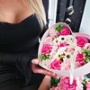 Širdies formos dėžutė su muilo rožėmis rankose