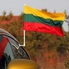 Aka_Baltic Lietuvos valstybės vėliavėlė automobiliui, 30x50 cm, su plastikiniu koteliu