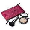 „Trick Of The Light Extra Dimension Skinfinish“ rinkinys MAC makiažui: tekstilinė makiažo dėžutė, bordo spalvos + MAC Multi Face 143S + „Extra Dimension Skinfinish“ paryškinimo pudra, magnetinis patrauklumas, 9 g