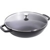 STAUB Ketaus wok su dangteliu 30 cm, juoda
