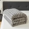 Pliušinė antklodė 200x220 cm su 3D reljefinėmis juostomis, šviesiai pilka