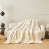 Pliušinis pledas 200x220 cm su 3D reljefinėmis juostomis – kreminė lovatiesė