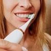 Concept „Sonic“ dantų šepetėlis su kelioniniu dėklu „Perfect Smile“, baltas ZK7010