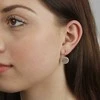 Fossil Fosiliniai bronziniai auskarai su perlais ir kristalais JF01737791