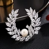 Troli Brooch with synthetic pearl and crystals