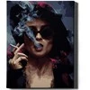 Mergina su cigarete 40*50 cm
