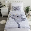 Patalynė bawełniana 100x135 Meškiukas Koala gwiazdki 7554 balta pilka dziecięca do łóżeczka Sweet Deams poszewka 40x60