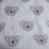 Patalynė bawełniana 100x135 Meškiukas Koala gwiazdki 7554 balta pilka dziecięca do łóżeczka Sweet Deams poszewka 40x60