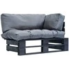 Sodo sofa iš palečių su pilkomis pagalvėlėmis, pušies mediena