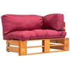 Sodo sofa iš palečių su raudonomis pagalvėlėmis, pušies mediena