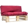 Sodo sofa iš palečių su raudonomis pagalvėlėmis, pušies mediena