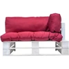 Sodo sofa iš palečių su raudonomis pagalvėlėmis, pušies mediena