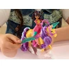 Akademia Jednorożców Magia Skrzydeł Rinkinys lalka Ava i figurka jednorożca Leaf + priedai Unicorn Academy Wing Magic