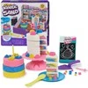 Spin Master Kinetic Sand Kinetic Sand Rainbow Cake Shoppe Rinkinys Konditerijos pyragai Tortai + priedai