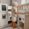 Medinė interaktyvi virtuvė su šaldytuvu ir buitine technika