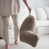 FLUMI skaitymo pagalvė su porankiais ir kišenėmis VELOUR, rusvai gelsvas