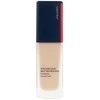 „Shiseido Synchro Skin“ gaivinamasis skystas makiažo pagrindas „Flawless“ 230 Alder SPF 30, 30 ml