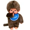 MONCHHICHI klasikinė beždžionėlė su mėlynu seilinuku, 20 cm