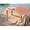 Beliani Sodo pagalbinis staliukas VENTURINA 40 cm 40 cm metalinis smėlio spalvos