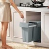 HOMCOM Ištraukiama virtuvės šiukšliadėžė su 2 išimamais konteineriais, rankena, 30 litrų (20 L+10 L), metalinė, pilka