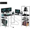 HOMCOM rašomasis stalas, L formos žaidimų stalas su lentyna, kompiuterio stalas su monitoriaus stovu, lizdu, USB įkrovimo prievadu kampinis stalas namų biurui, miegamajam, 137 x 140 x 139,5 cm baltas