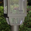 Outsunny saulės energija veikiantis sodo žibintas 127 cm, sodo lempa su šaltai balta LED šviesa, šviesos jutikliu, IP44 atsparumu vandeniui