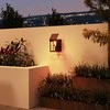 "Outsunny" saulės šviesos sieninis LED lauko apšvietimas sodo šviesa šilta balta reguliuojamas šviesos jutiklis IP44 sodo terasa juoda