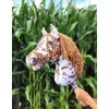 Super Hobby Horse Medinis žirgas su kotu – rudas leopardinis su ruda karčia