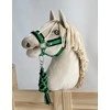 Super Hobby Horse Hobio žirgo kantaras A3 su juodu kailiu ir juoda-žalia pavadėliu