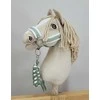Super Hobby Horse Hobio žirgo kantaras A3 su baltais pūkais ir virvinis pavadėlis (balta-šalavijo)