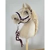 Super Hobby Horse Hobio žirgo kantaras A3 su baltais pūkais ir pavadžiu (balta-vyšninė)