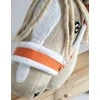 Super Hobby Horse Hobio arkliuko kantaras A3 su balta pūkuota apdaila + balta-oranžinė pavadė