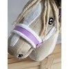 Super Hobby Horse Hobio žirgo kantaras A3 su baltais pūkais ir pavadžiu (balta/violetinė)