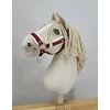 Super Hobby Horse Reguliuojamas kantaras hobi arkliukui – burgundinis su balta pūkine apdaila