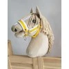 Super Hobby Horse Reguliuojamas kantaras hobi arkliukui – geltonas su balta pūkine apdaila