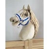 Super Hobby Horse Reguliuojamas kantaras hobi arkliukui – mėlynas su balta pūkine apdaila