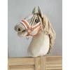 Super Hobby Horse Reguliuojamas kantaras hobi arkliukui – oranžinis su balta pūkine apdaila