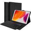 Accezz „Bluetooth“ klaviatūros dėklas su atlenkiamu dangteliu, skirtas iPad 9 (2021) 10.2 col. / iPad 8 (2020) 10.2 col. / iPad 7 (2019) 10.2 col. – QWERTZ / DE – Juodas