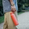 „Quokka Solid“ su dirželiu - nerūdijančio plieno termosas 630 ml su dirželiu (oranžinis)