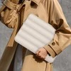 Nešiojamo kompiuterio dėklas 13″ – 14″ Tech-Protect Puffy sand