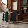 Reklaminis A formos stovas 83×50 cm, dvipusė kreidinė lenta, ModernHome