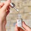 Grandininis pjūklas Ekologiški odos paraudimą mažinantys lašeliai Age Defy+ Anti-Redness Booster Drops, 10 ml | Žalias PEOPLE