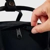 Carruzzo Fjällräven Kånken kuprinė, juoda žygio kuprinė. Medžiagos: Poliamidas, polipropilenas (PP), vinilonas.