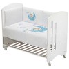 Patalynės komplektas Kūdikio antklodės ir apsaugėlės rinkinys, miegančio lokiuko spauda, balta ir mėlyna spalva, lovelėms 60x120 cm, hipoalerginis užpildas, medvilninis užvalkalas, patalynė kūdikiams